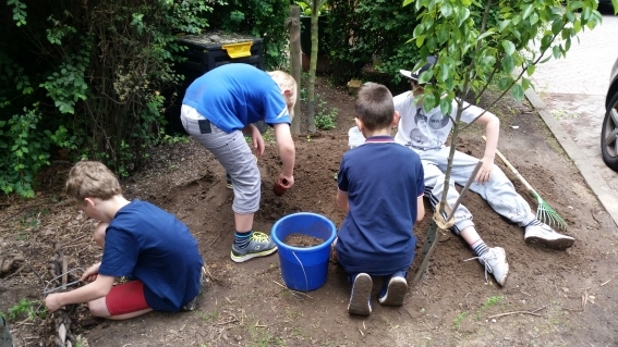 Schüler der Umwelt-AG bei der Gartenarbeit (2)